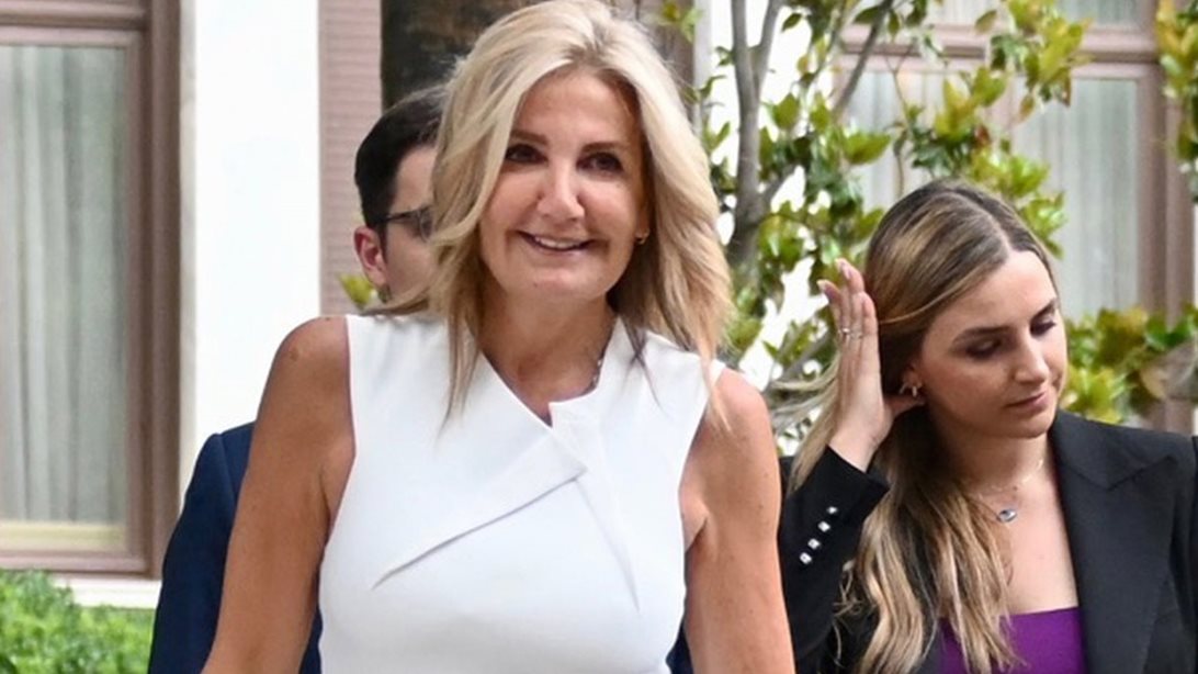 Η Μαρέβα Μητσοτάκη με μαύρο μπικίνι και σορτς