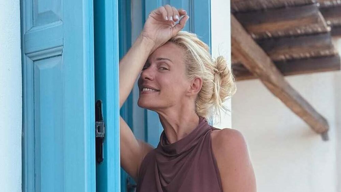 Γενέθλια για τη Ζέτα Μακρυπούλια - Η εξωτική φωτογράφισή της στην παραλία