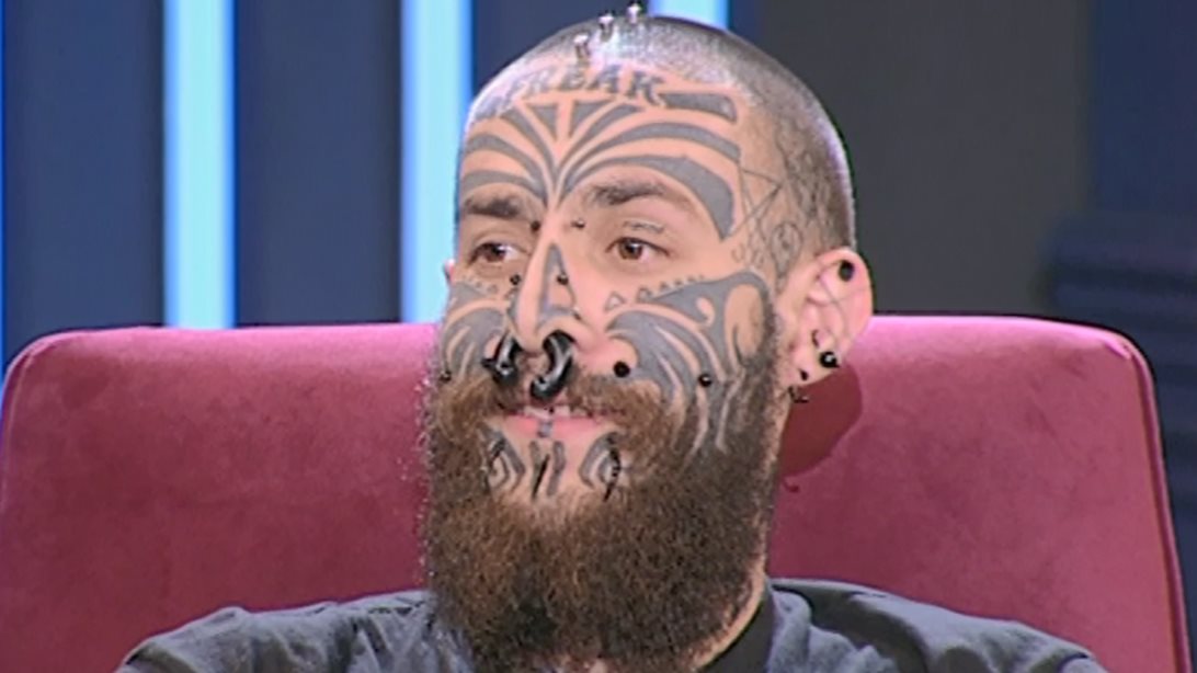 Γιώργος Κοσμετάτος: Η ιστορία του ανθρώπου με τα 100 τατουάζ, τη διχαλωτή γλώσσα και τα αμέτρητα piercing που σόκαρε τη Μελέτη