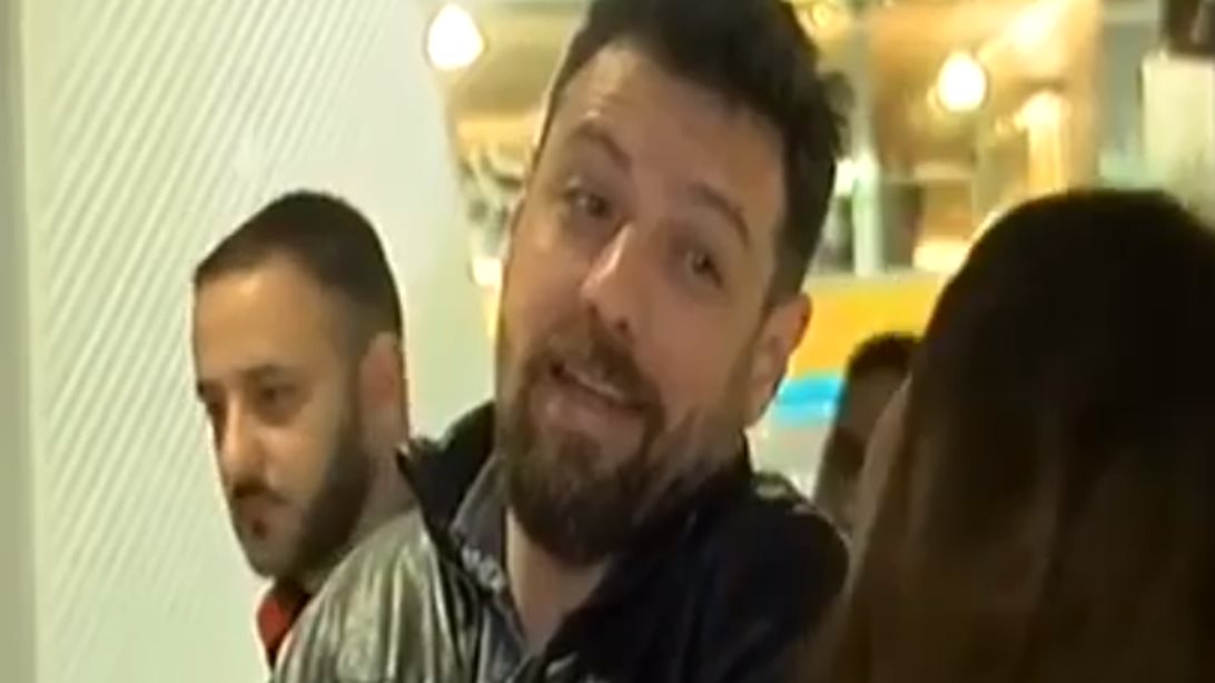 Μάνος Παπαγιάννης: Απηύδησε με την επιμονή της ρεπόρτερ για μία δήλωσή του! Δείτε την αντίδρασή του