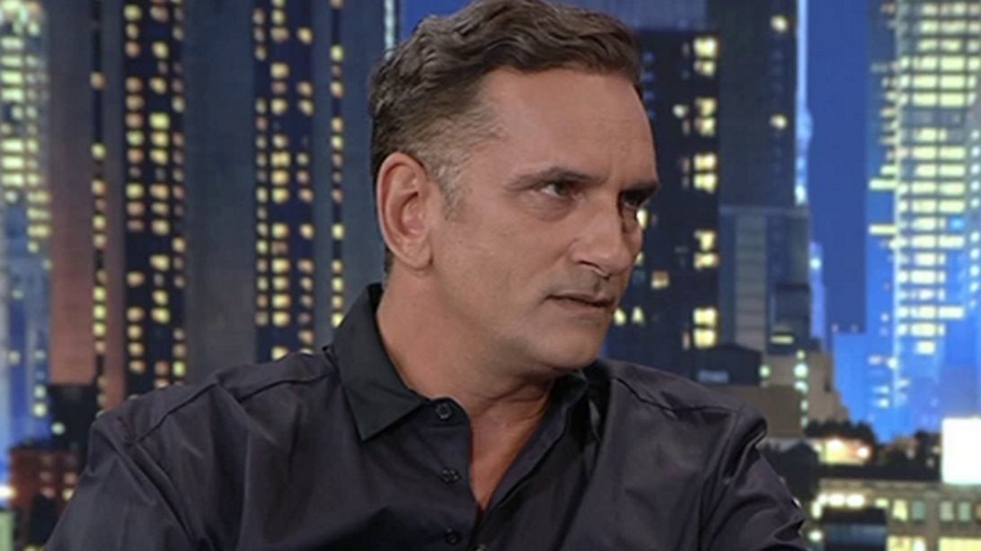 Νίκος Ψαρράς: Η σπάνια αναφορά στην οικογένειά του, η «κατάρα» του πατέρα του &amp; η συμμετοχή του στο «Καφέ της Χαράς»