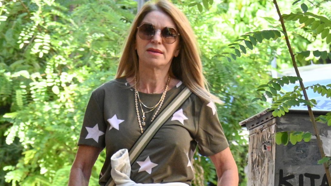 Έλλη Στάη | Η casual εμφάνιση με το must have πανωφόρι της άνοιξης