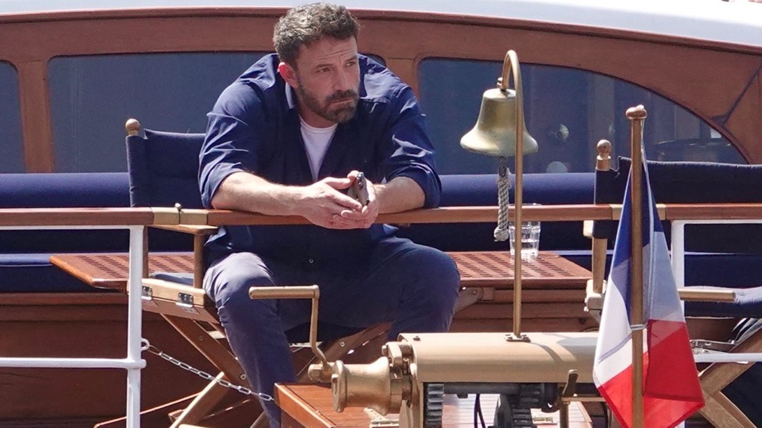 Οι φωτογραφίες του Ben Affleck από τον μήνα του μέλιτος που τον έκαναν το meme του Σαββατοκύριακου