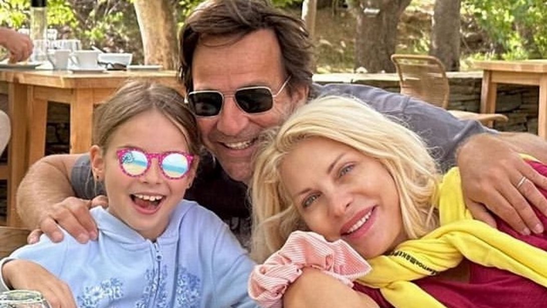 Η Ελένη Μενεγάκη φωτογραφίζεται μαζί με τη Μαρίνα Παντζοπούλου