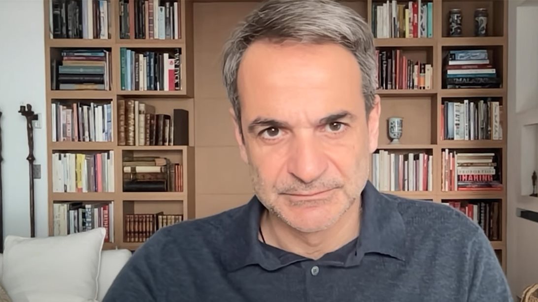 Γιατί ο Μητσοτάκης έκανε δήλωση σε στιλ... Μακρόν: Αξύριστος, casual και με κορονοϊό