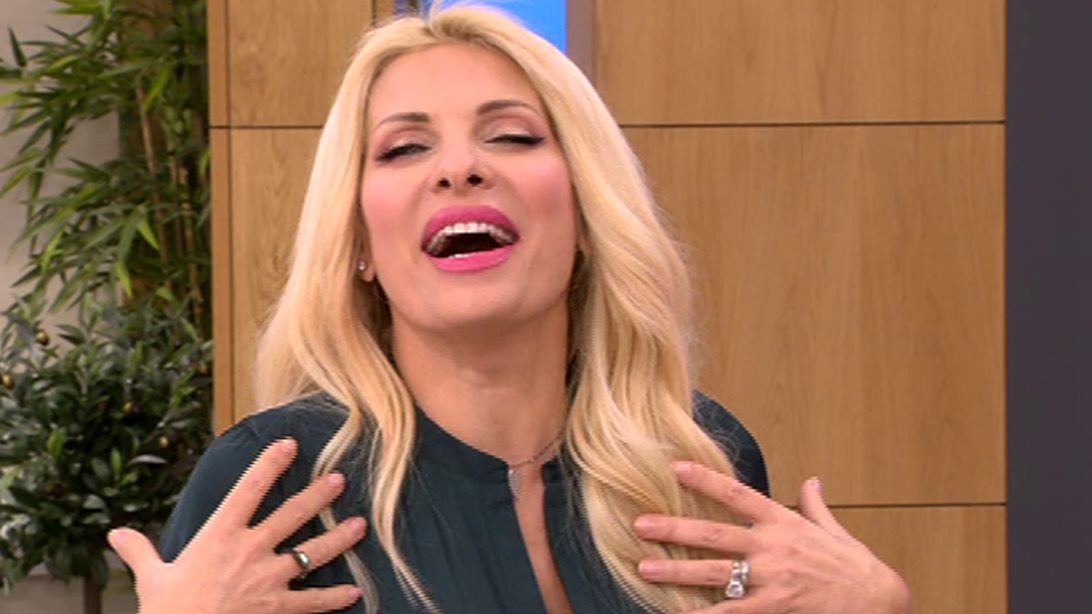 Ελένη Μενεγάκη: Η εμφάνιση με εντυπωσιακό μονόπετρο λίγες ώρες μετά την επέτειο με τον Παντζόπουλο