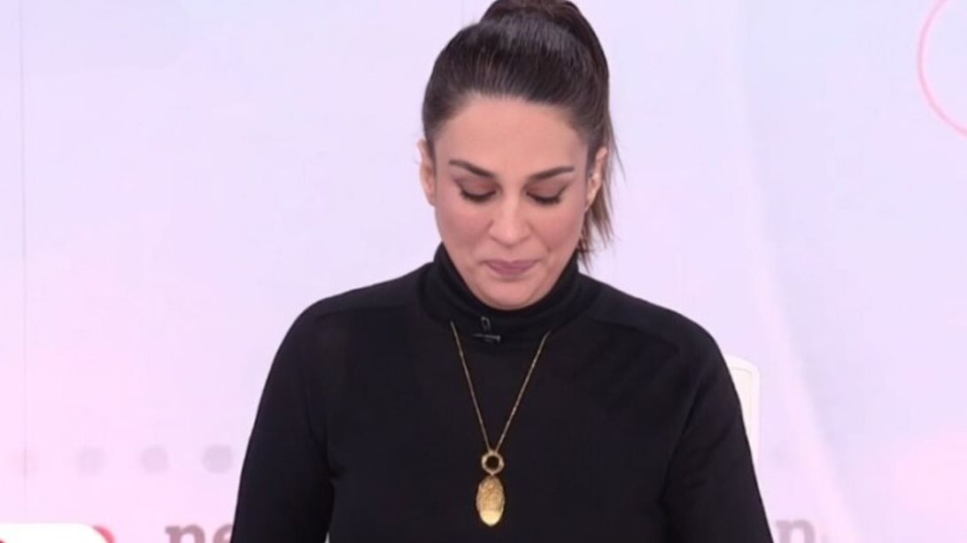 Πένθος στην ΕΡΤ: Η στιγμή που η παρουσιάστρια με τρεμάμενη φωνή ανακοίνωσε τον θάνατο του σκηνοθέτη της