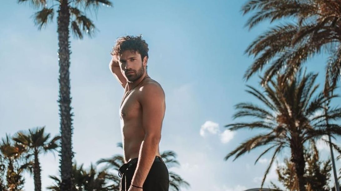 Κωνσταντίνος Αργυρός: Ποζάρει στον φακό του Στέφανου Τσιτσιπά μόνο με το μαγιό του!