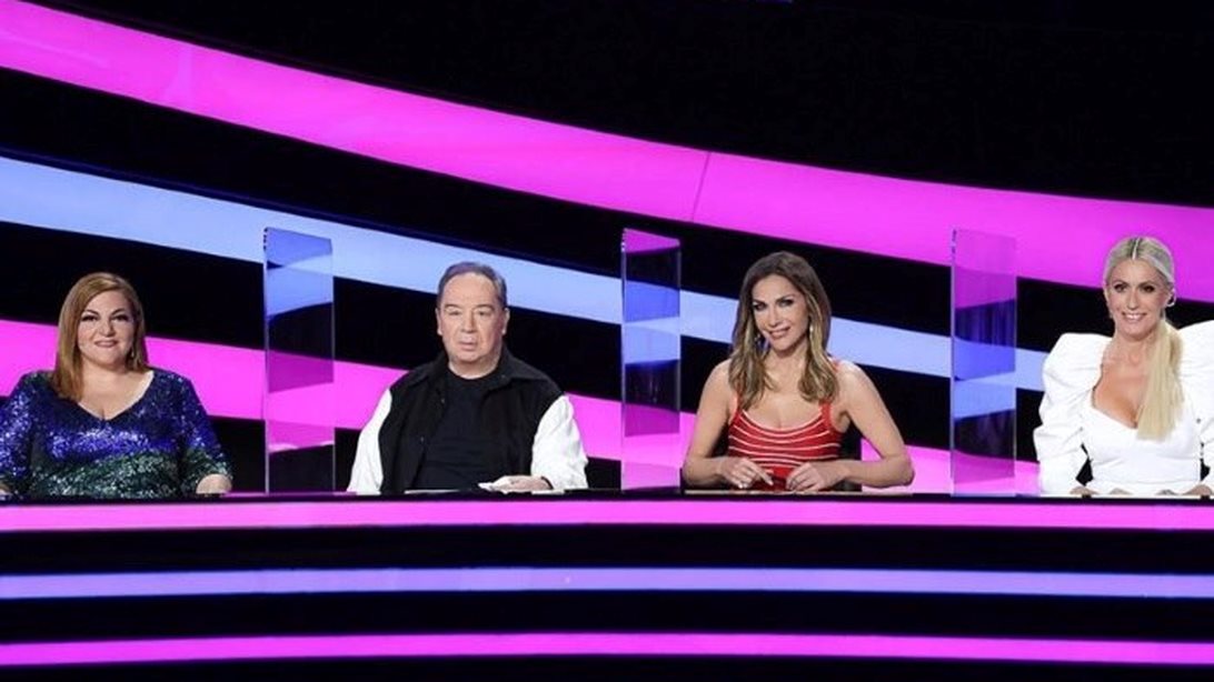 J2US: Το εκκεντρικό κοστούμι του Κοκλώνη, οι ατάκες της Βανδή &amp; το εντυπωσιακό ντεκολτέ της Μπακοδήμου