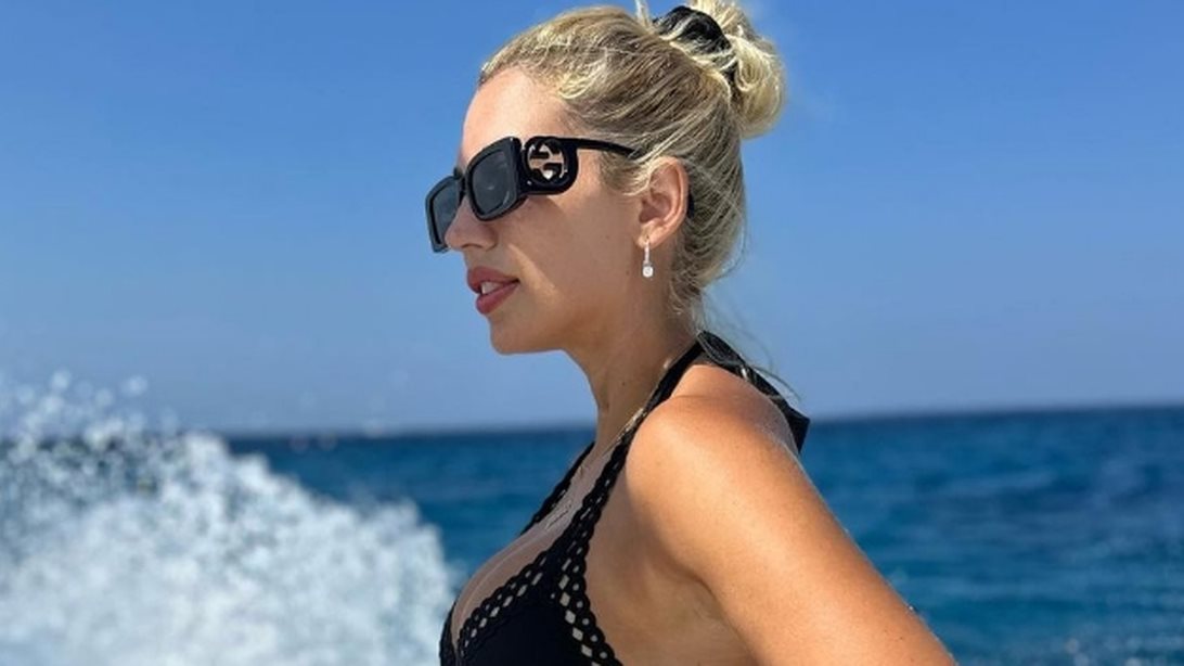 Η Κωνσταντίνα Σπυροπούλου με τον γιο της, Βλάσση στην παραλία λίγες εβδομάδες μετά τη γέννηση του δεύτερου παιδιού της