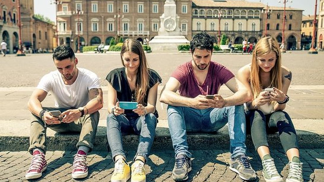 Προτιμάς Το Κινητό Σου Αντί Για Τους Φίλους Σου;: Η νέα ενδιαφέρουσα έρευνα
