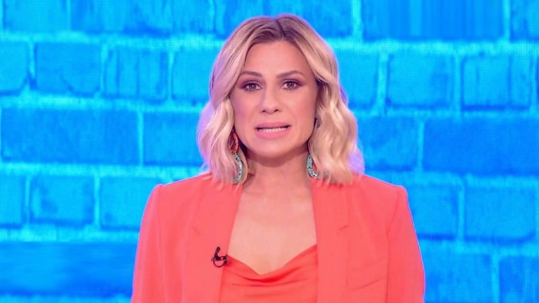 Μουδιασμένη η Κατερίνα Καραβάτου στην έναρξη του "Τι λες τώρα!" - "Έχει σφιχτεί η δική μου ψυχή..."