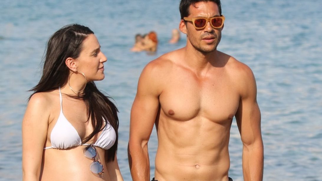 Μαλού: Με φουσκωμένη κοιλίτσα στην παραλία στον πλευρό του συντρόφου της: Φωτογραφίες