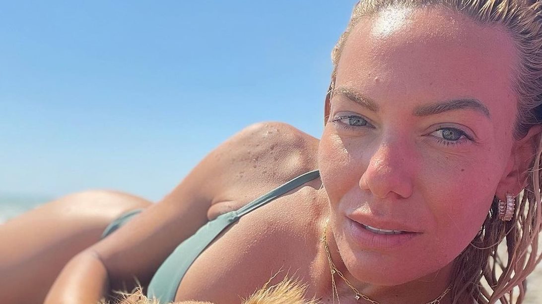 Η Ιωάννα Μαλέσκου hotter than ever στην παραλία παίζει με τον φακό