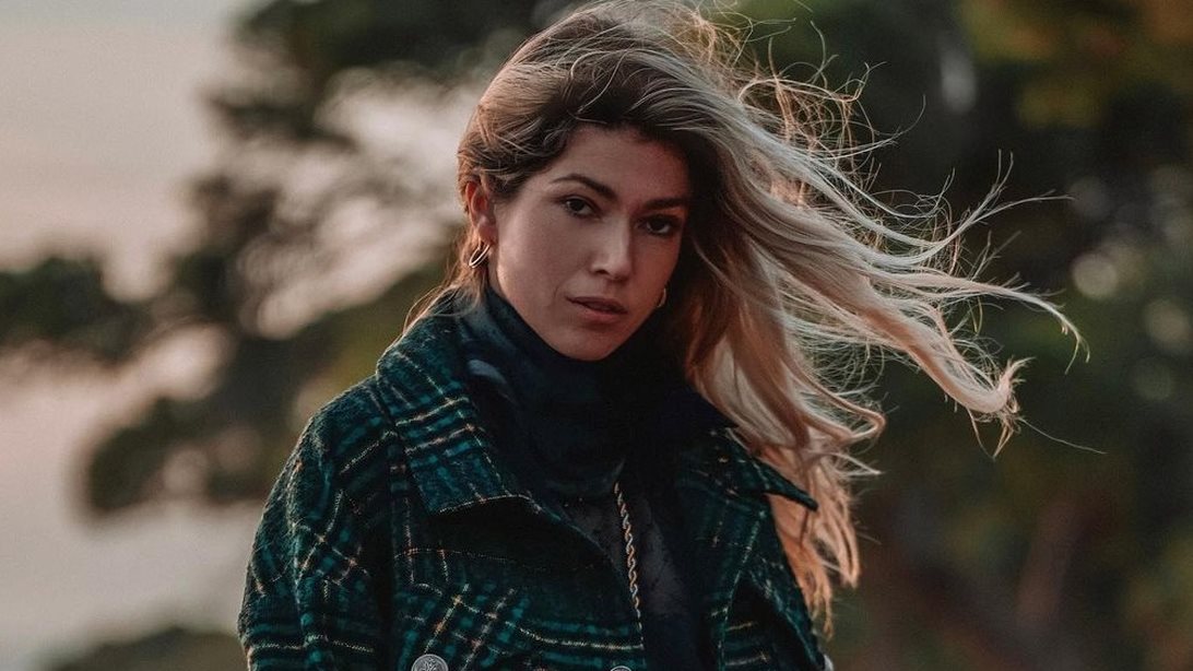 Δανείζεσαι και εσύ τα ρούχα του φίλου σου; Η Βάσια Κωσταρά δείχνει τον chic τρόπο για να φορέσεις τα πουκάμισά του