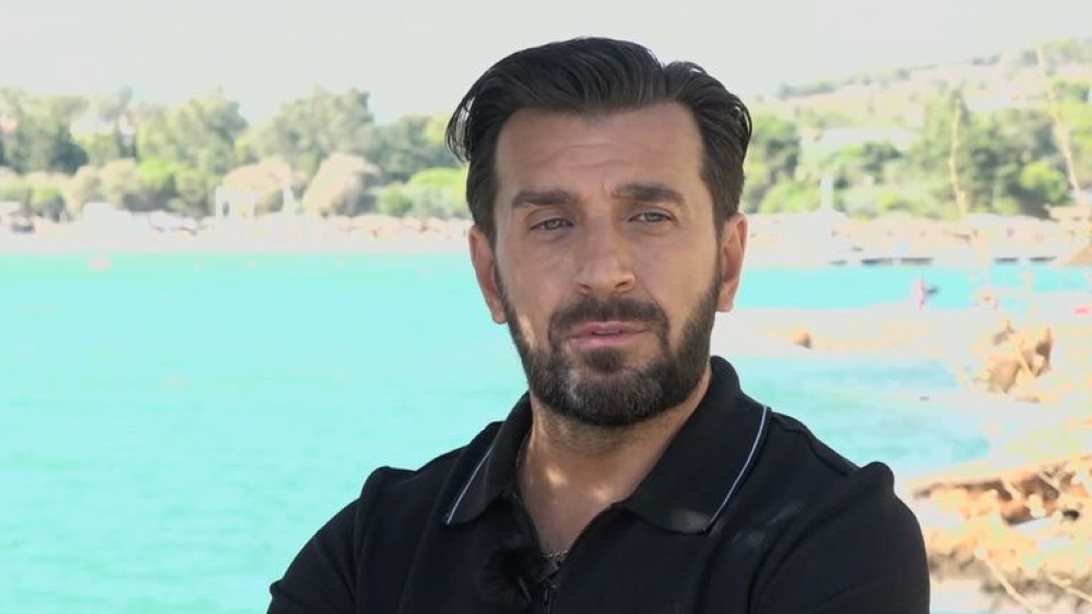 Θάνος Πετρέλης: "Όταν δούλευα στην οικοδομή ονειρευόμουν το τραγούδι επαγγελματικά αλλά μου φαινόταν τόσο δύσκολο όσο το να πάω στο φεγγάρι"