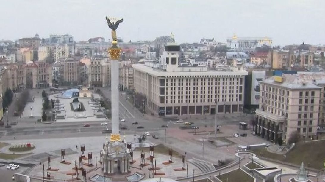 Πόλεμος στην Ουκρανία: Το Κίεβο υπό πολιορκία - Ρωσικές επιθέσεις με πυραύλους - Στρατός έξω από την πόλη [εικόνες - βίντεο]