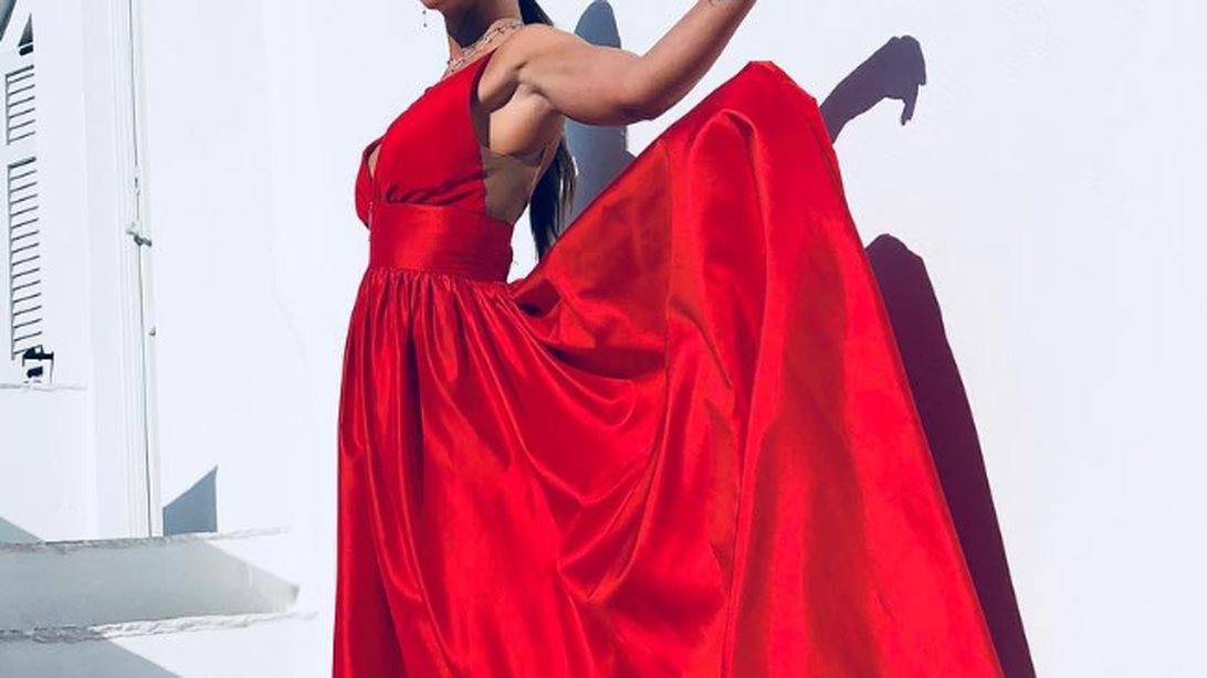 Αθηνά Οικονομάκου: Το εντυπωσιακό κόκκινο φόρεμα της κάπου το είχαμε ξαναδεί! Θυμήσου ποιες το είχαν φορέσει πρώτες
