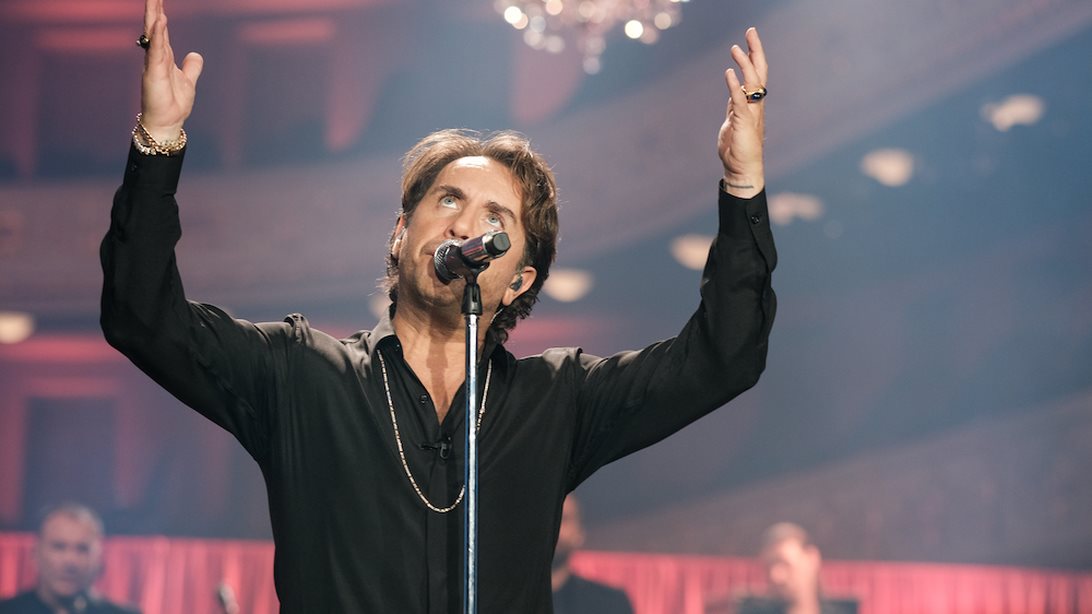 Ο Γιώργος Μαζωνάκης καλωσορίζει τη νυχτερινή Αθήνα! Δείτε το βίντεο