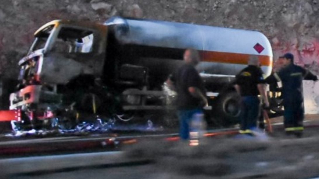 Φωτιά στο βυτιοφόρο: Γιατί έμεινε 7 ώρες κλειστή η Αθηνών-Κορίνθου - "Καμία έκπτωση σε θέματα ασφάλειας"