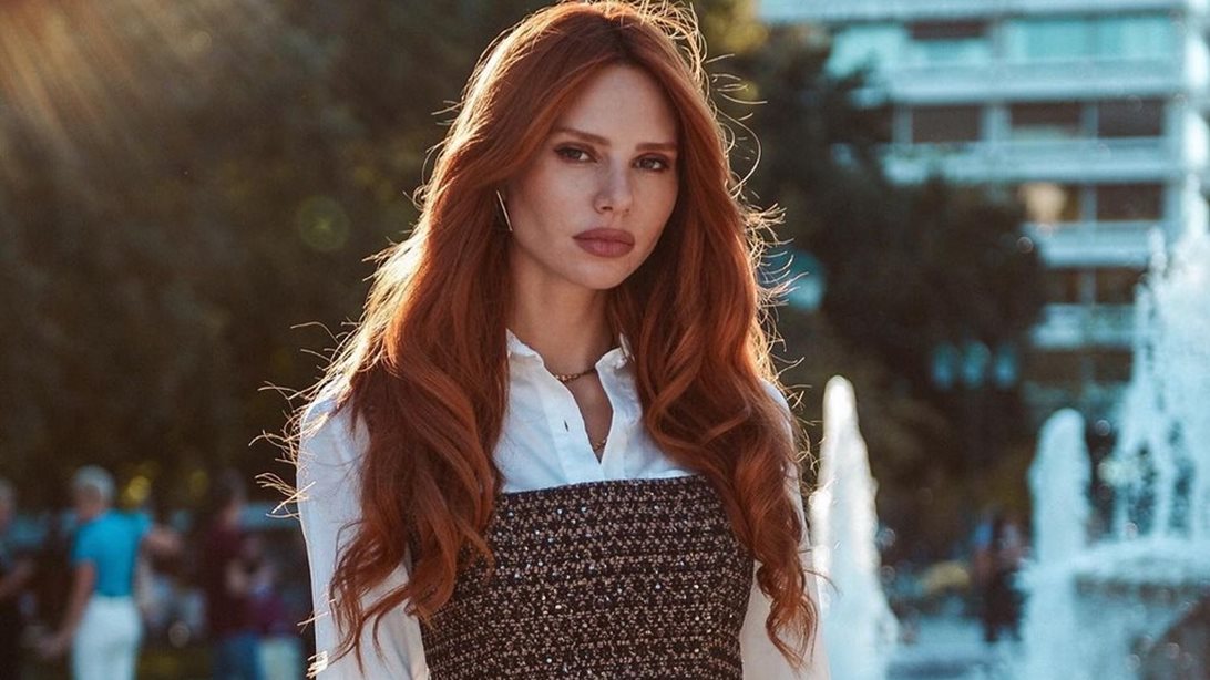 Η Έβελυν Καζαντζόγλου σου δείχνει τον πιο κομψό και εύκολο τρόπο για να προστατευτείς από το κρύο