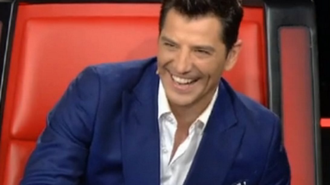 Σάκης Ρουβάς: Το ξεκαρδιστικό λάθος κατά τη διάρκεια του Voice: Δείτε το video!