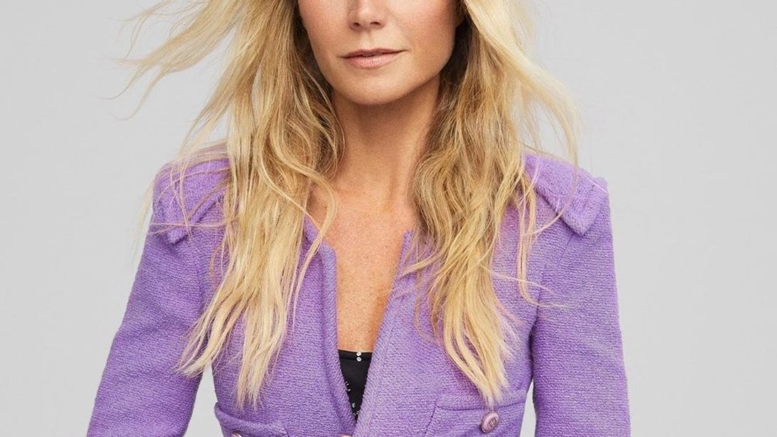 Gwyneth Paltrow 
: Δεν διστάζει να ποζάρει topless στα 47 της
