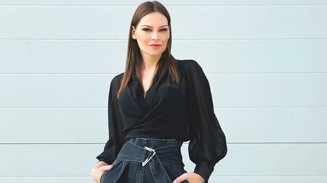 Υβόννη Μπόσνιακ | Το στιλιστικό τρικ που απογειώνει κάθε ντύσιμο με παντελόνι