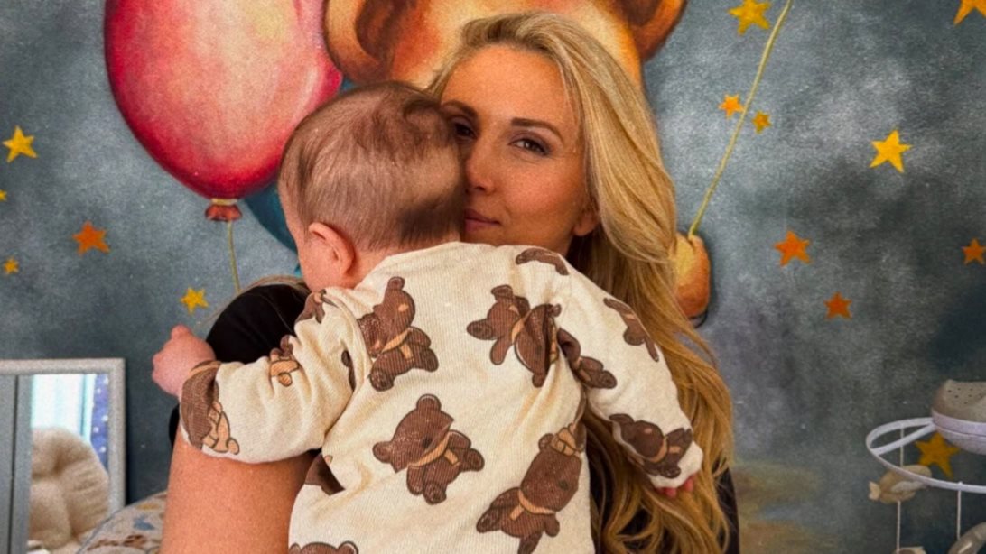 Πρώτο μπάνιο στη θάλασσα για τη Φωτεινή Πετρογιάννη και τον γιο της - Η τρυφερή φωτογραφία