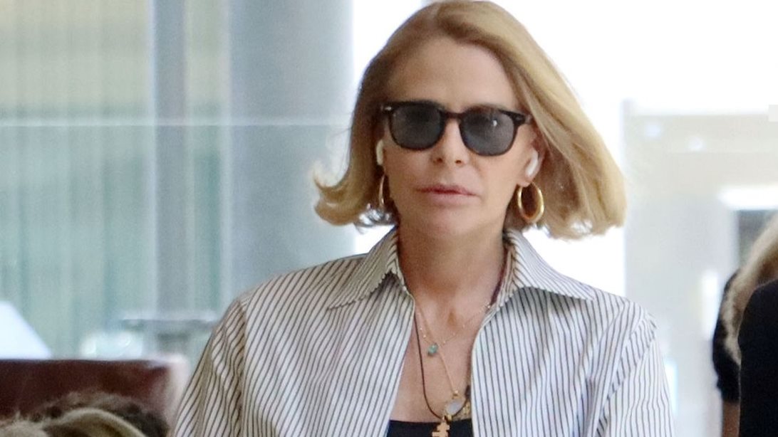 H chic εμφάνιση της Τζένης Μπαλατσινού με κλασικό κοστούμι και ζιβάγκο