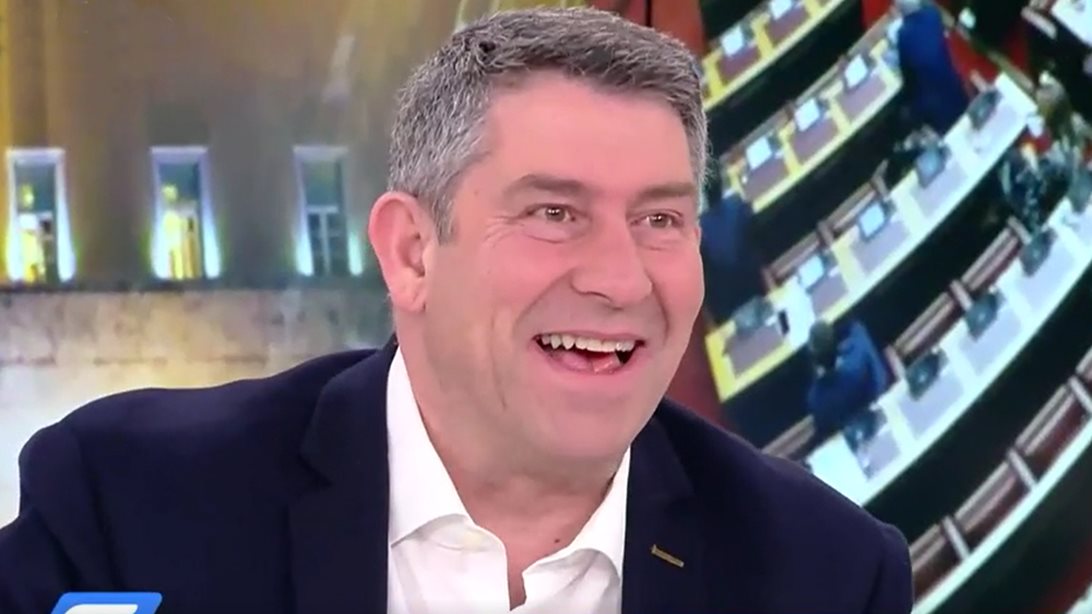 Ο Άκης Παυλόπουλος έχει γενέθλια | Δεν θα πιστεύετε τι τούρτα έκπληξη του έκανε η Ευλαμπία Ρέβη