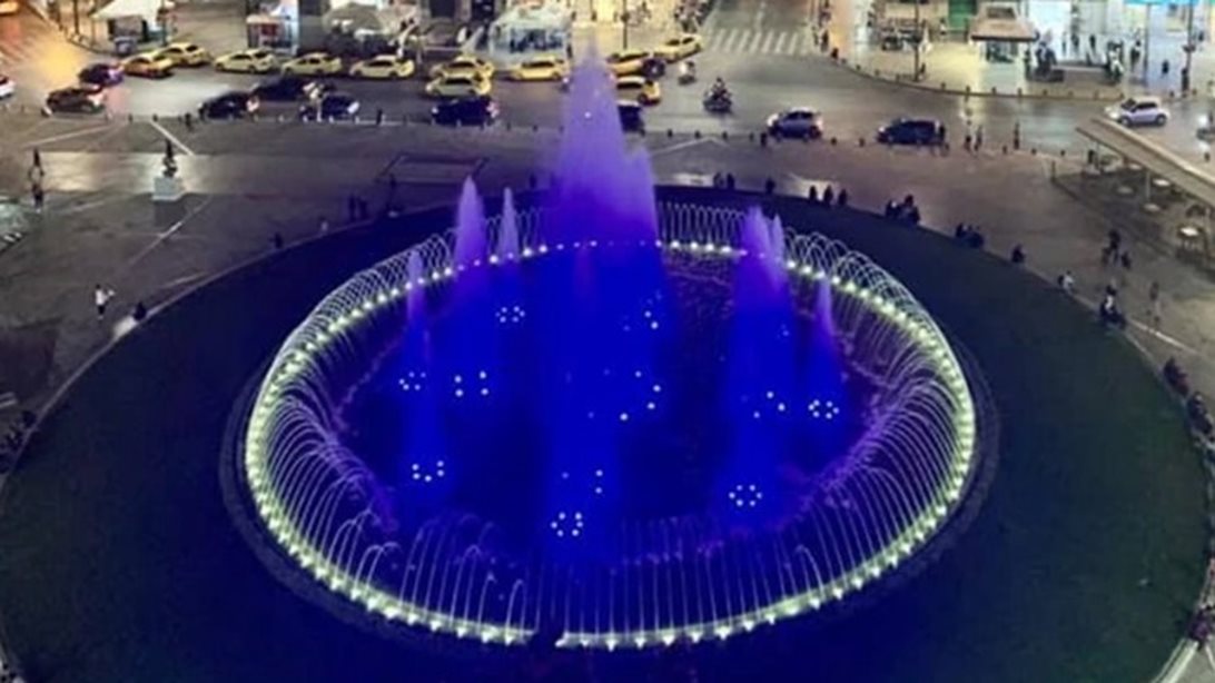 28η Οκτωβρίου: Γαλανόλευκο το σιντριβάνι στην Ομόνοια
