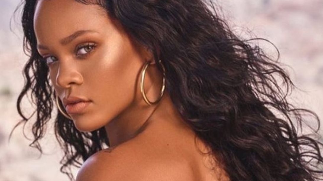 Rihanna: Δείτε τη στο μπάνιο της μόνο με τα εσώρουχα!