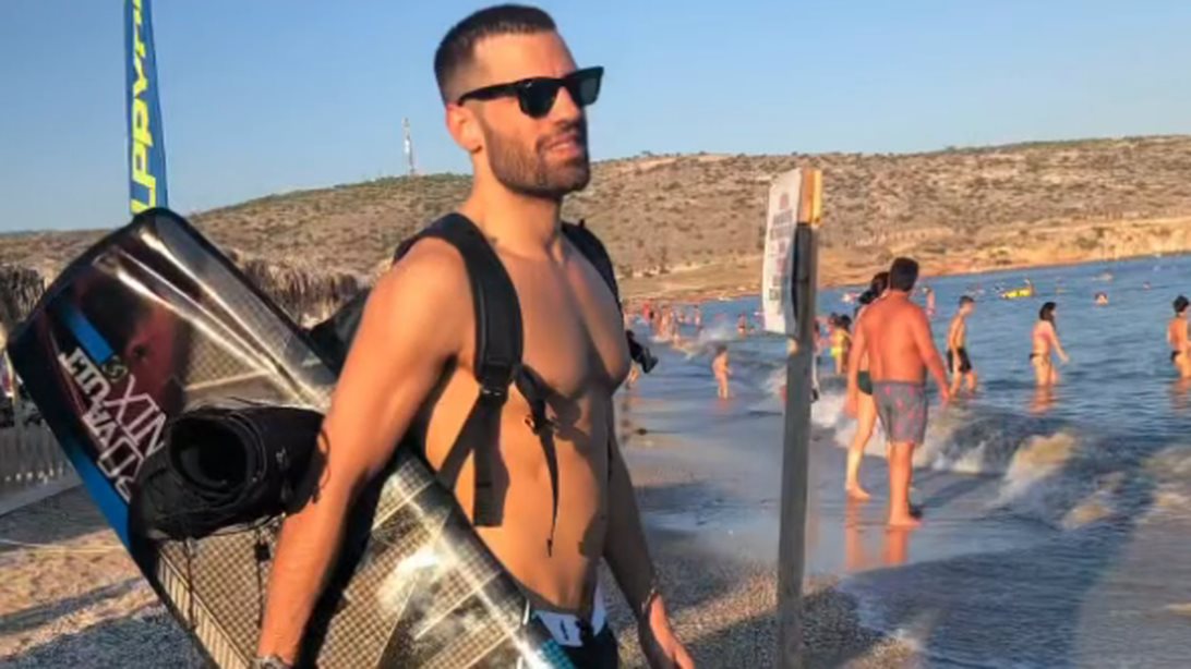 Κωνσταντίνος Αργυρός | Κι όμως του πέταξαν σουτιέν στη σκηνή – Δείτε το βίντεο