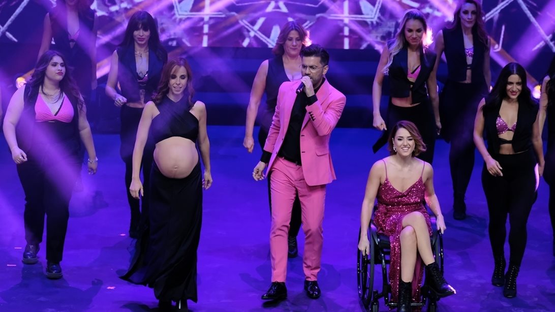 Ο Θοδωρής Μαραντίνης σε μια διαφορετική εμφάνιση on stage, με άρωμα γυναίκας!