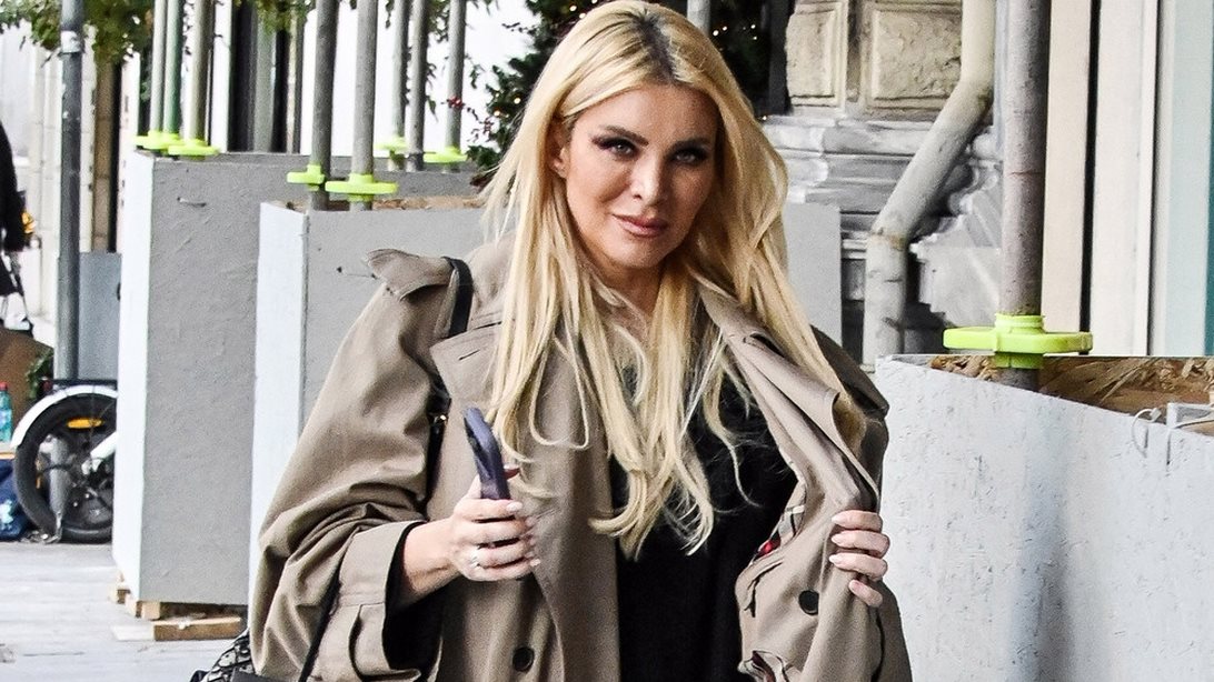 Η Κατερίνα Καινούργιου για πρωτοχρονιάτικα ψώνια με άνετο look | Το μήνυμα για τη χρονιά που θα γίνει μητέρα