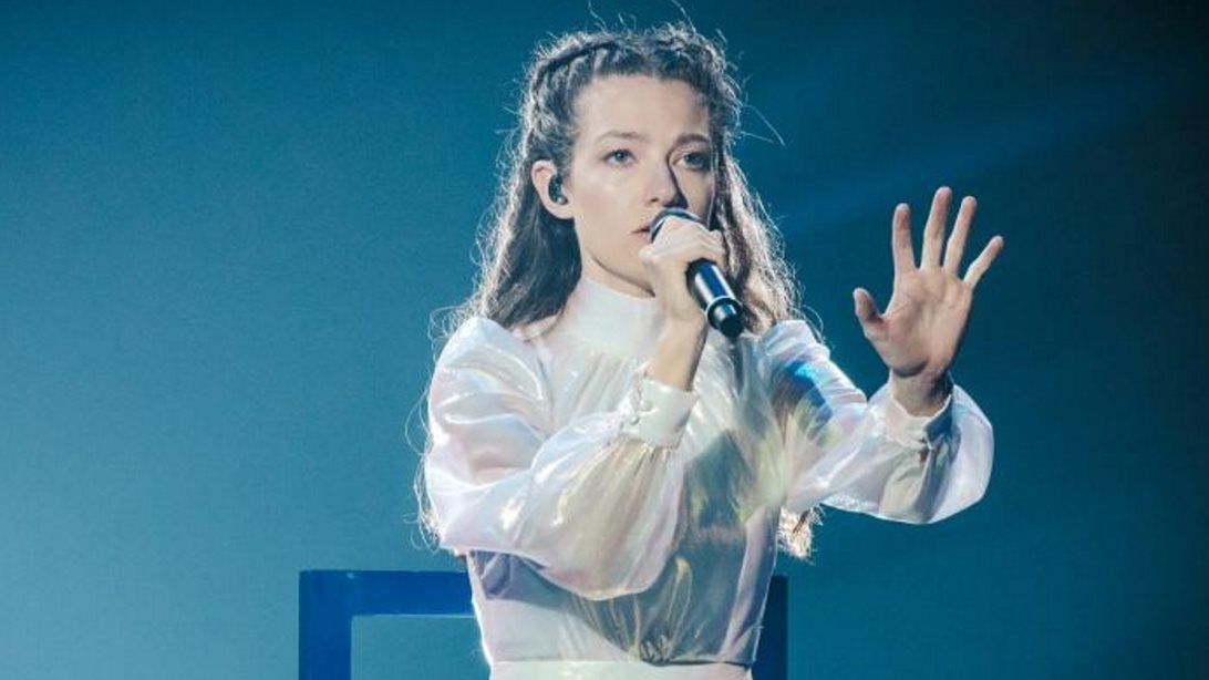 Eurovision 2022 | Η Αμάντα Γεωργιάδη σε δύσκολη θέση! Η ρατσιστική ερώτηση που δέχθηκε στη συνέντευξη Τύπου