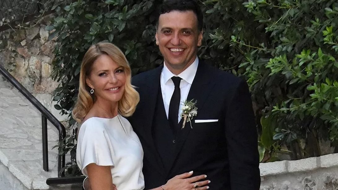 Τζένη Μπαλατσινού: Ο Β. Κικίλιας τη φωτογραφίζει στην Πάτμο - Με ανάλαφρα ρούχα και ψάθινο καπέλο