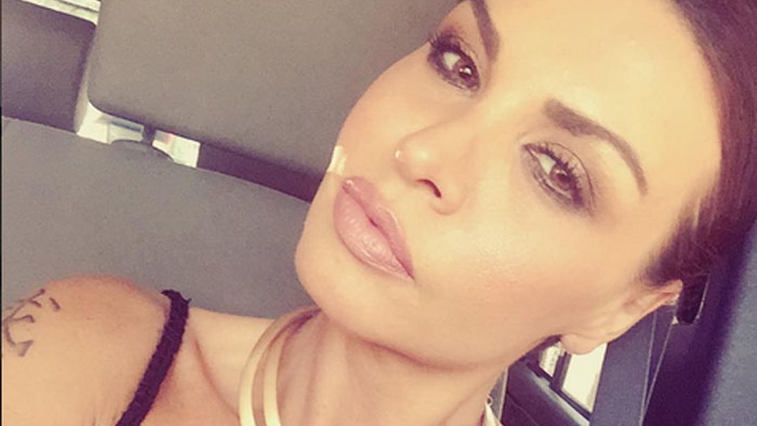 Νίνα Λοτσάρη: Παραδέχεται το λάθος ρετούς &amp; τις ατέλειες του κορμιού της