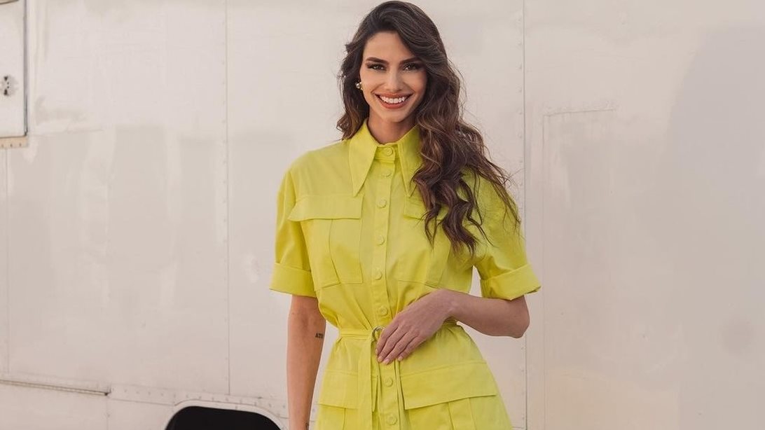 Η Ηλιάνα Παπαγεωργίου φόρεσε τη denim καμπαρντίνα που θα αντικαταστήσει το τζιν μπουφάν