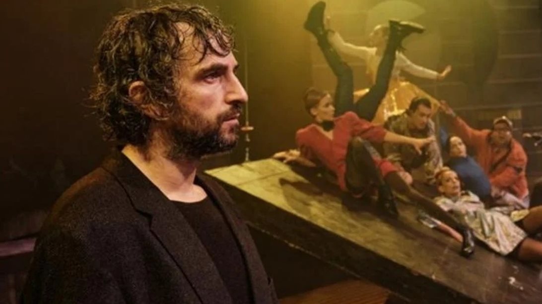 Ο Άρης Σερβετάλης σε σπάνια δημόσια εμφάνισή του με τη σύζυγό του, Έφη Μπίρμπα