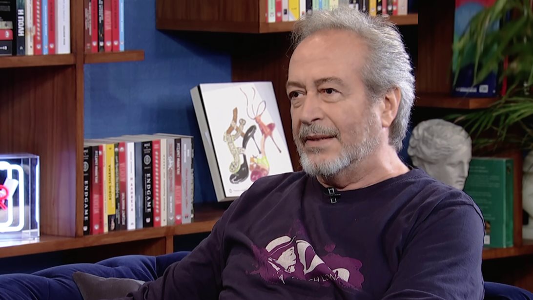 Ο Γρηγόρης Βαλτινός μιλά για όλα: Η κρίση πανικού επί σκηνής, η απουσία πατρικού προτύπου &amp; η εξωτερική ομορφιά που δεν ένιωσε ποτέ