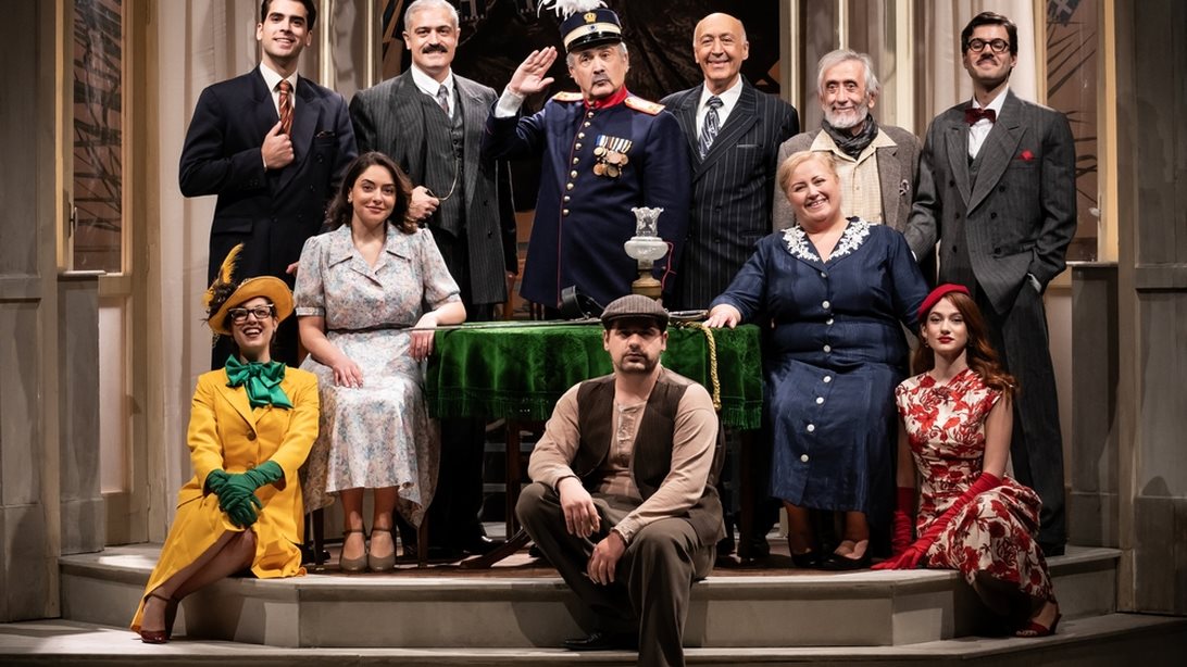 Ένας Ήρωας με Παντούφλες | Ο Γιάννης Μπέζος σκηνοθετεί τον Λάκη Λαζόπουλο για δεύτερη χρονιά