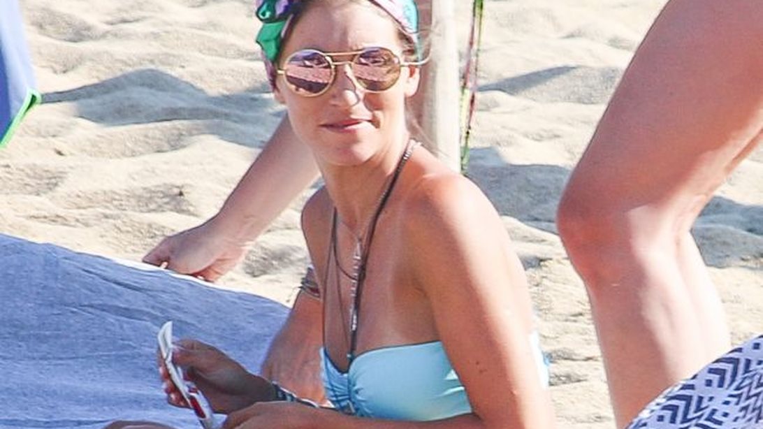 Αθηνά Οικονομάκου: Χαλαρές στιγμές σε παραλία της Μυκόνου: Φωτογραφίες