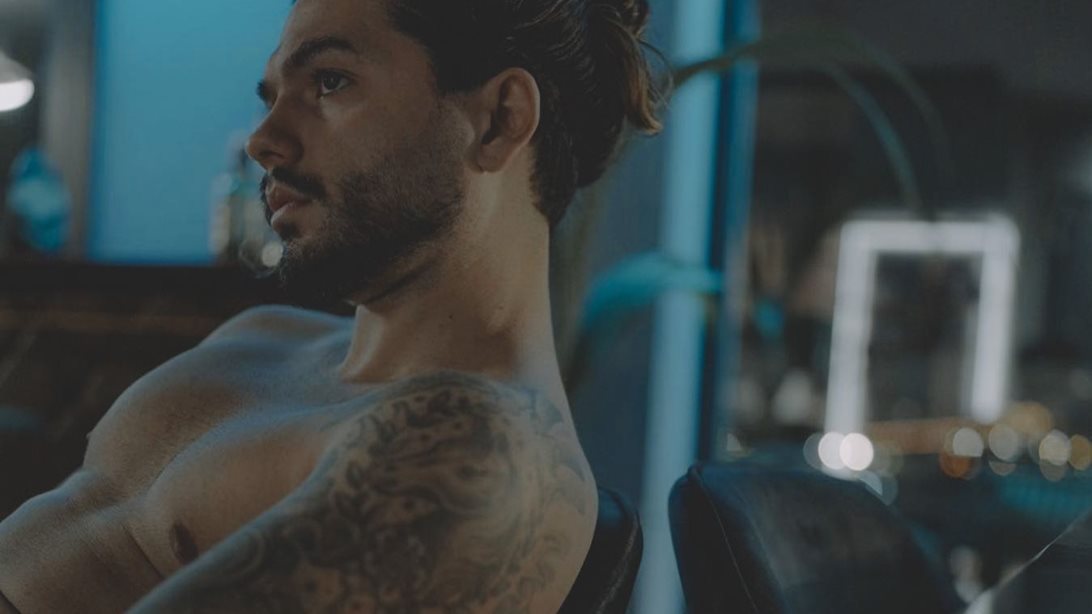 O Χρήστος Μάστορας βγάζει το μπλουζάκι και γίνεται το απόλυτο eye candy