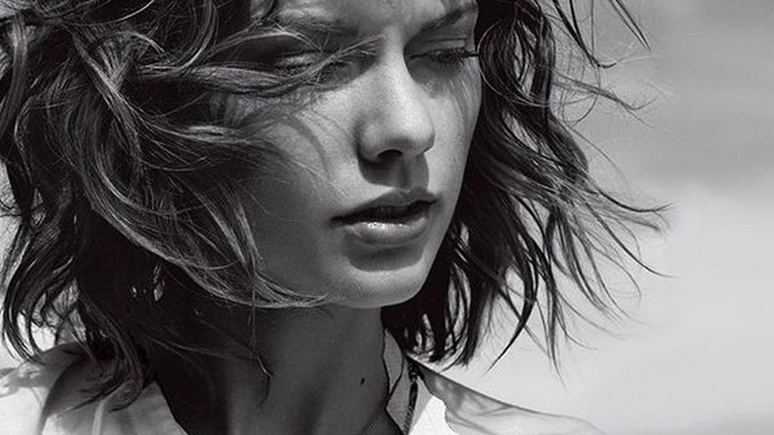 Taylor Swift: Τραγουδάει… Britney Spears και τη συλλαμβάνει η κάμερα του γείτονα!