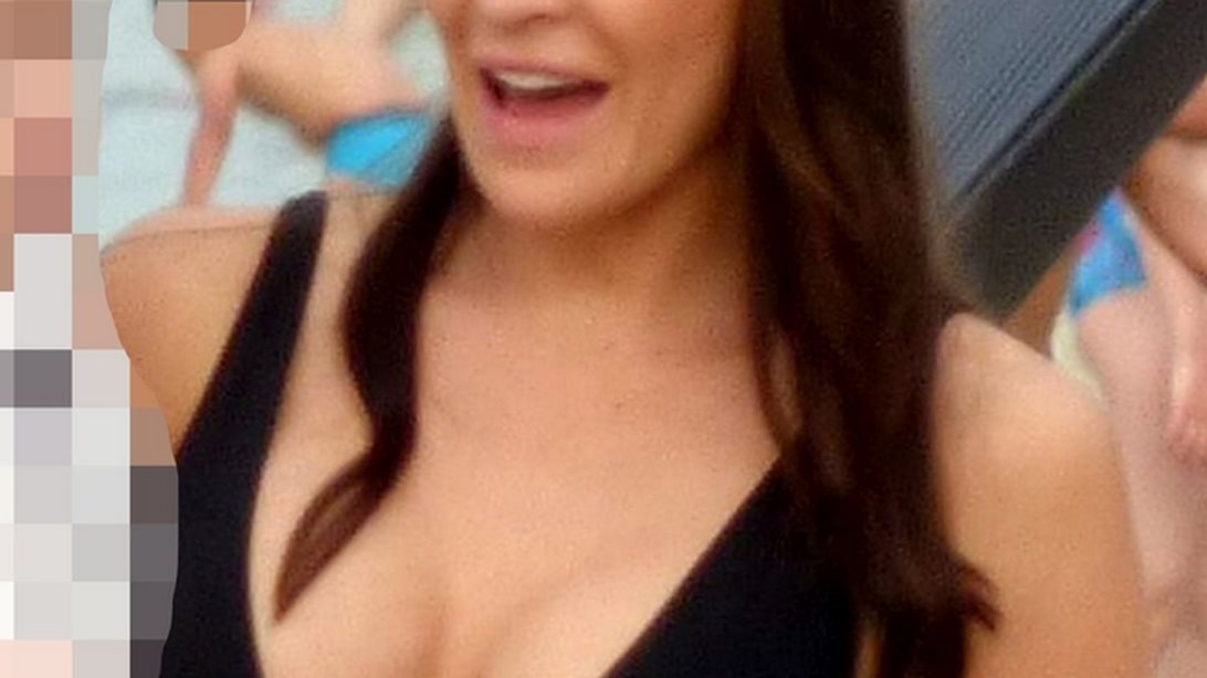 Υβόννη Μπόσνιακ: Με τον Αντώνη Ρέμο και την κόρη τους στην παραλία: Φωτογραφίες