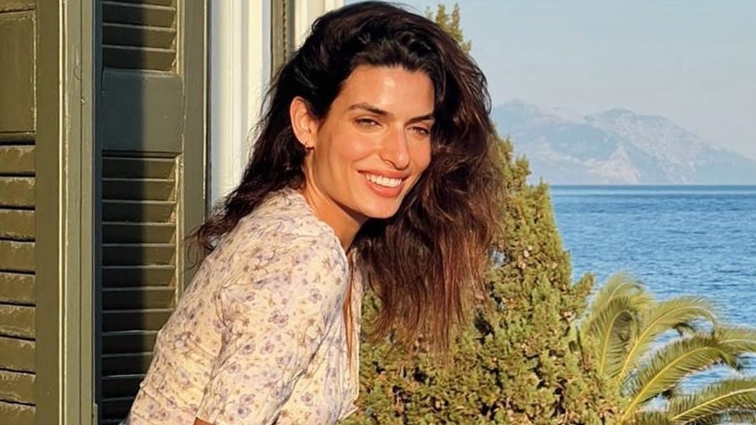 Σπαστά μαλλιά | 10 καλοκαιρινά χτενίσματα της Τόνιας Σωτηροπούλου που πρέπει να αντιγράψεις σήμερα κιόλας