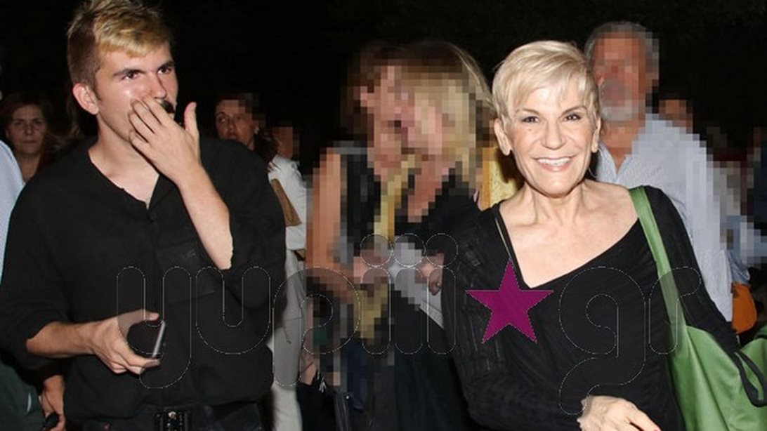 Χρύσα Ρώπα : Η σπάνια κοινή δημόσια εμφάνιση με τον γιο της!