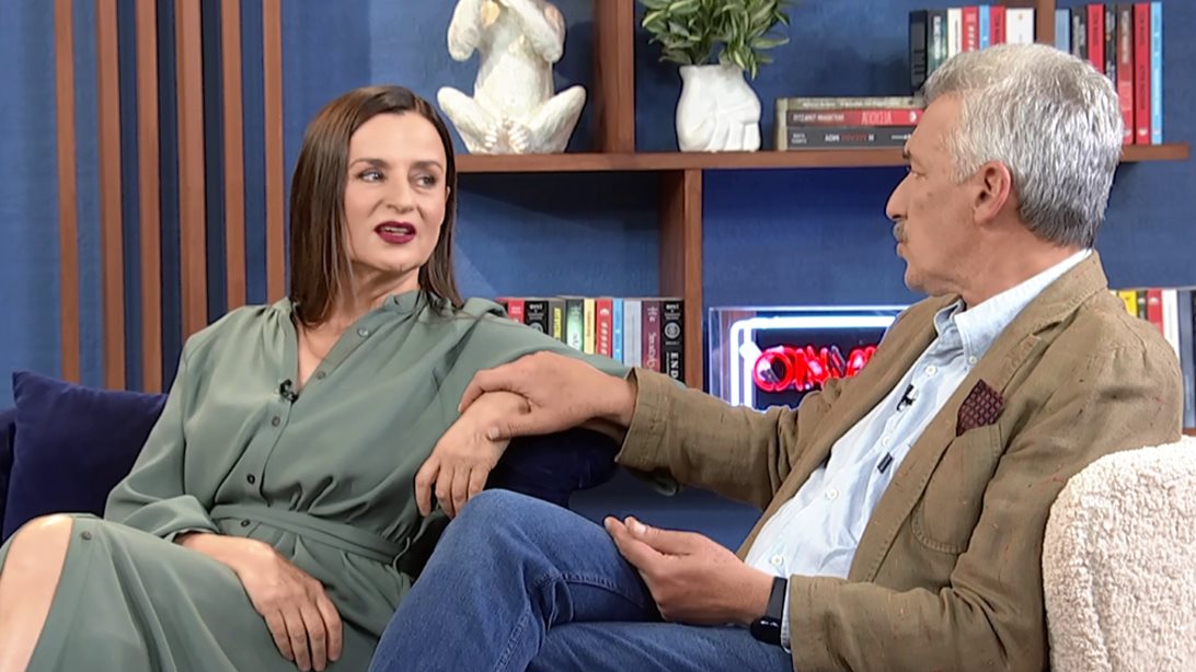 Η Καρυοφυλλιά Καραμπέτη &amp; ο Άρης Λεμπεσόπουλος στο "Στούντιο 4" λίγο πριν την πρεμιέρα του "Φλόγα &amp; Άνεμος" | Όσα είπαν για τη νέα υπερπαραγωγή της ΕΡΤ